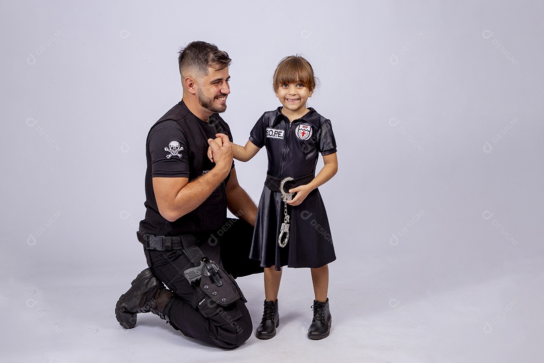 Pai e filha sobre fundo isolado