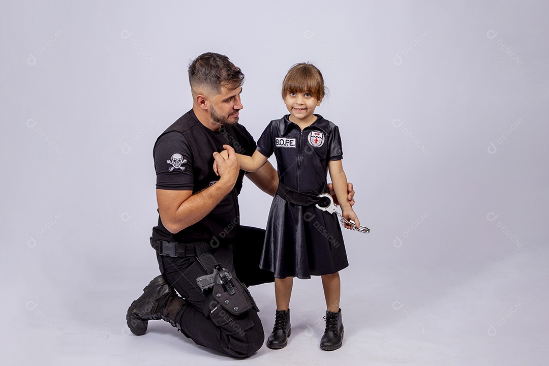 Pai e filha sobre fundo isolado