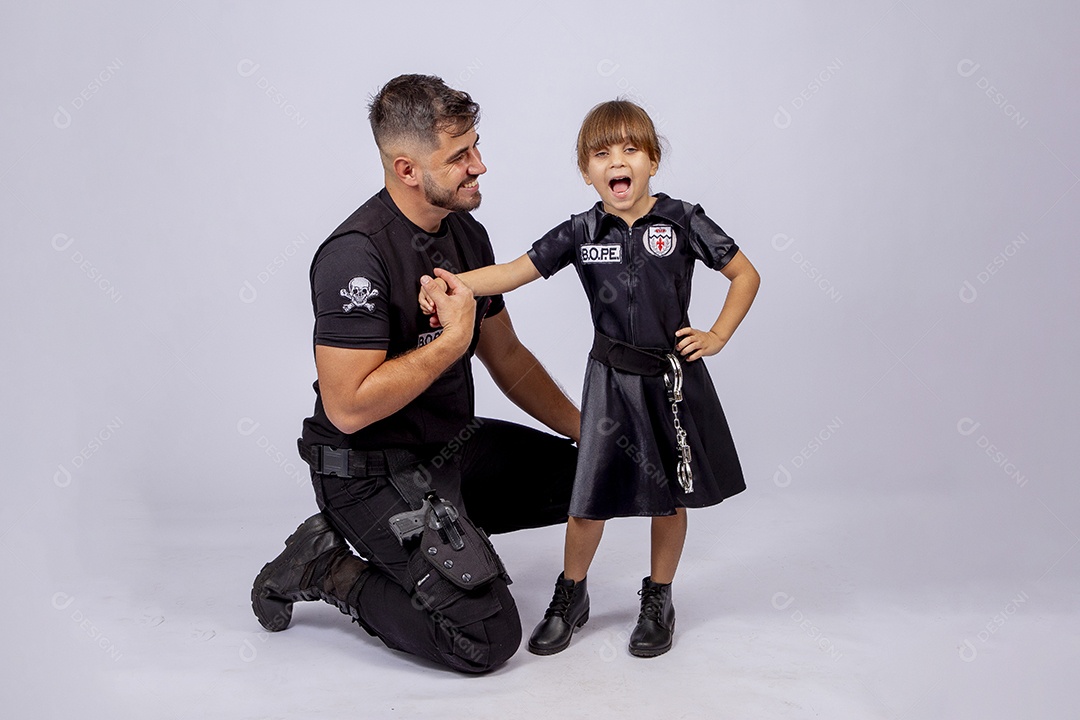 Pai e filha sobre fundo isolado