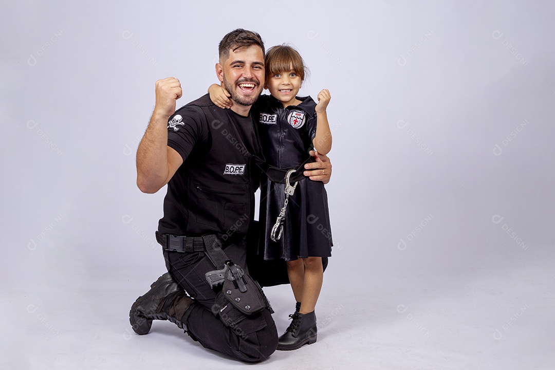 Pai e filha sobre fundo isolado