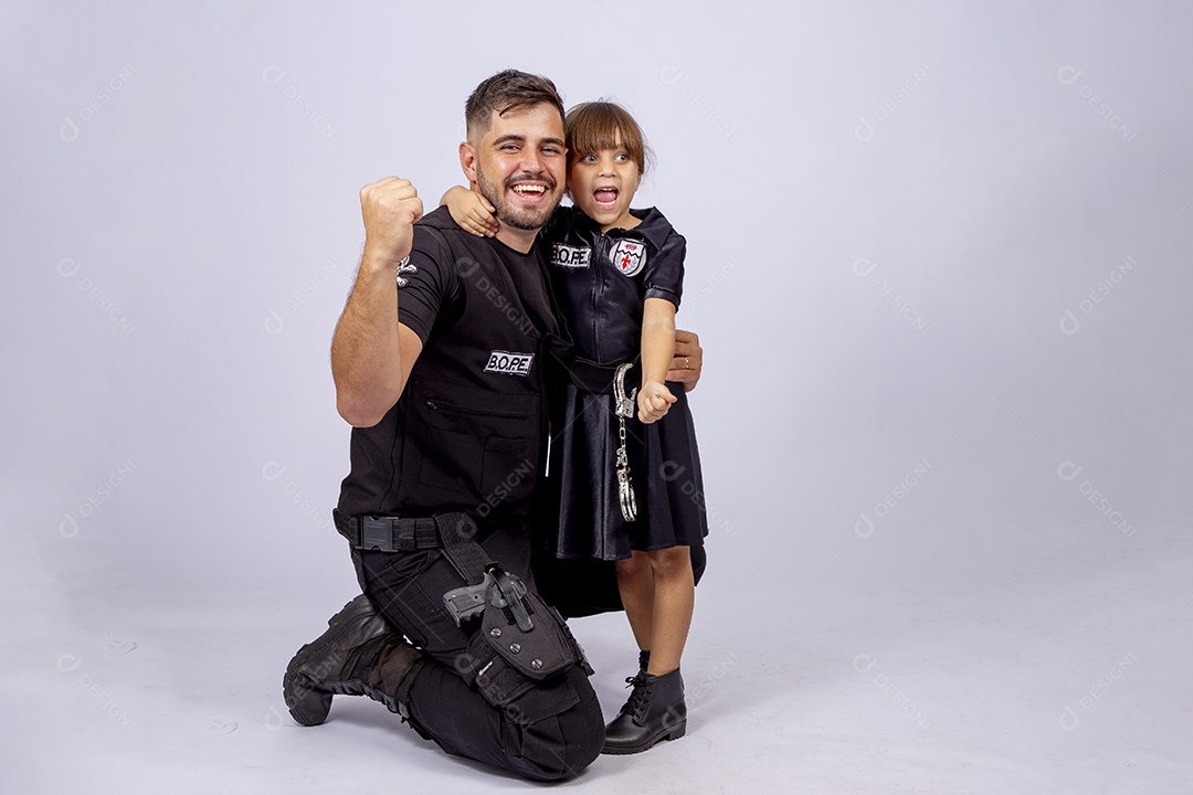 Pai e filha sobre fundo isolado