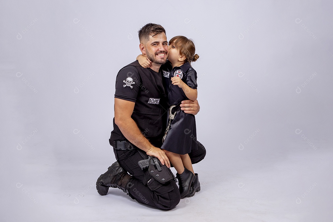 Pai e filha sobre fundo isolado