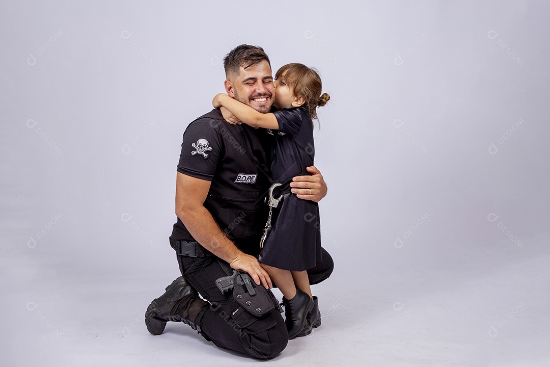 Pai e filha sobre fundo isolado