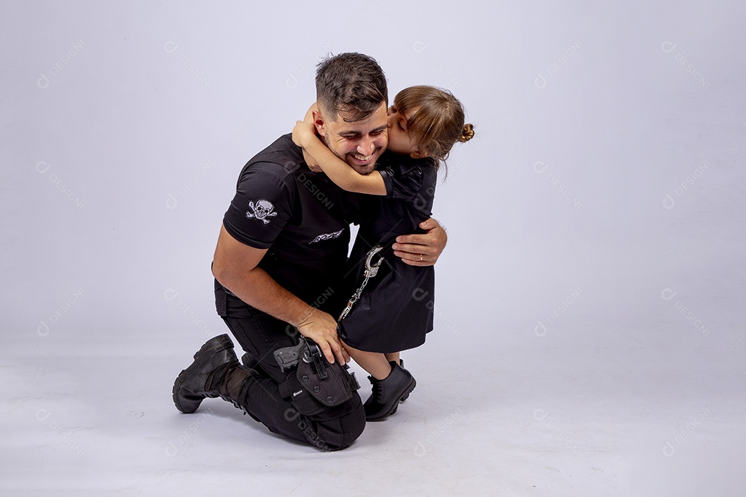 Pai e filha sobre fundo isolado