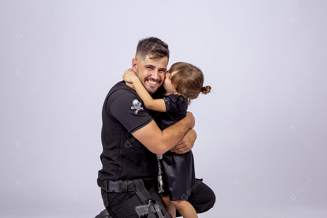 Pai e filha sobre fundo isolado