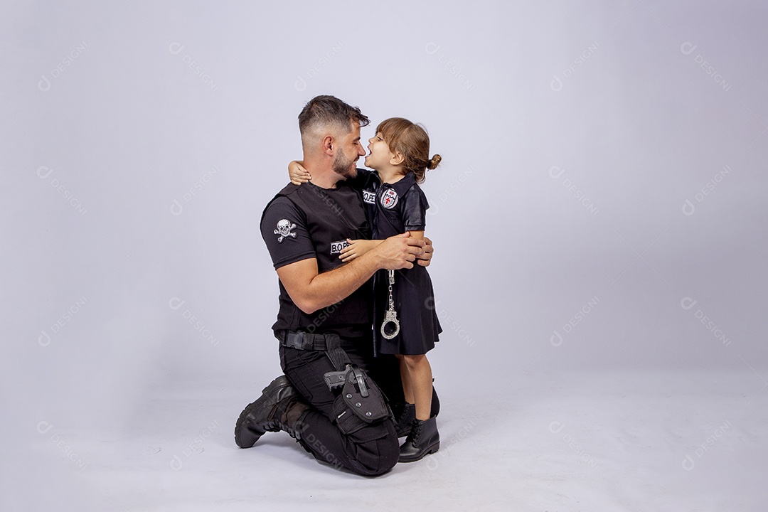 Pai e filha sobre fundo isolado