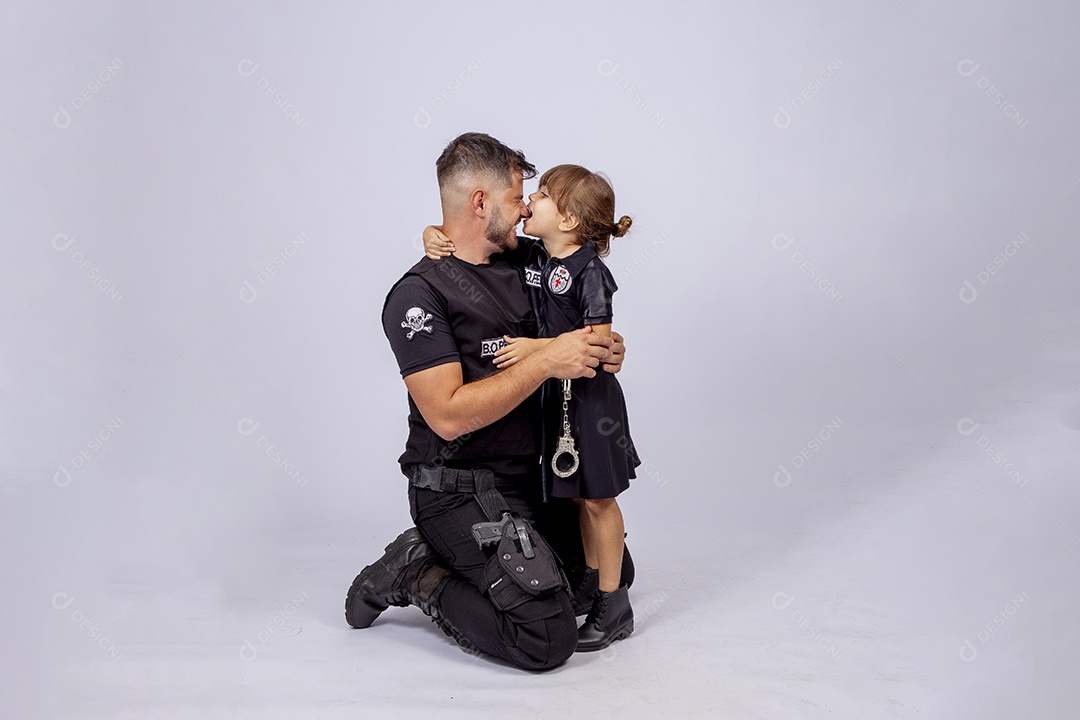 Pai e filha sobre fundo isolado