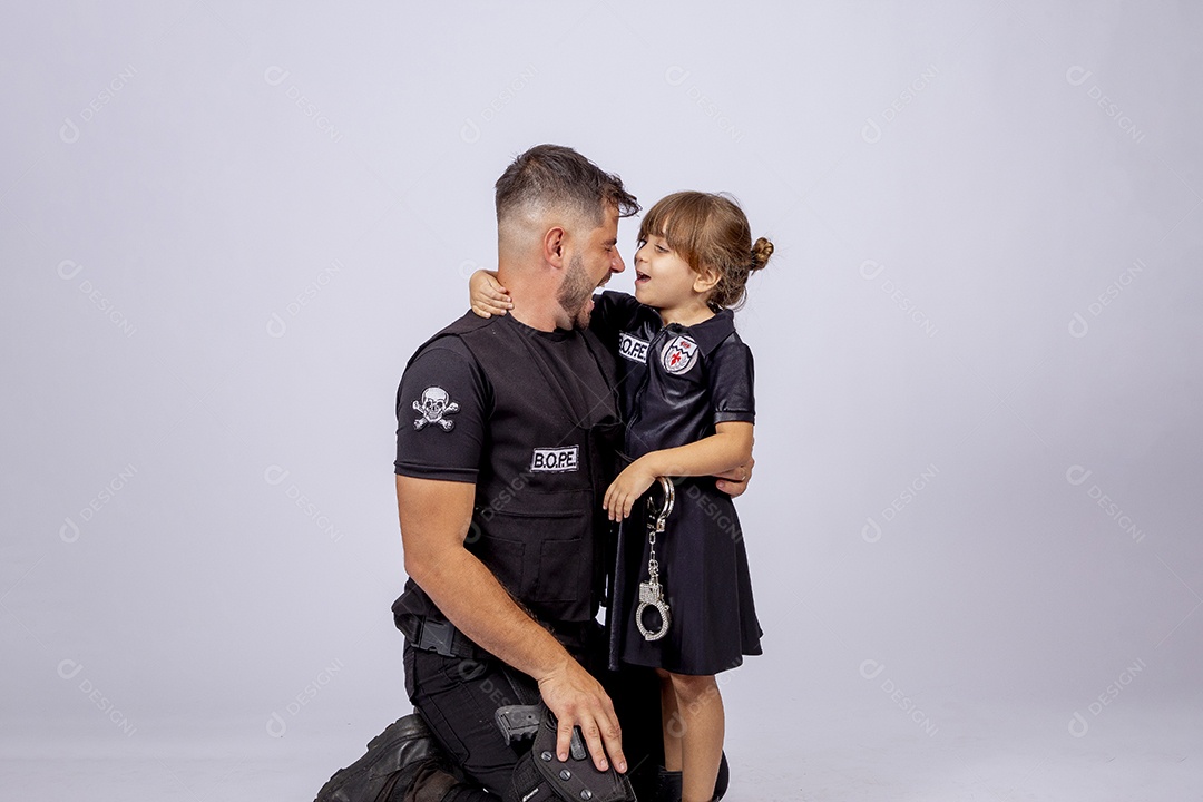 Pai e filha sobre fundo isolado