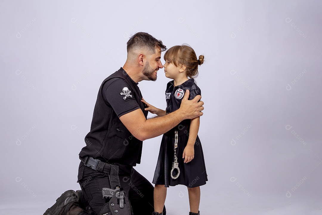 Pai e filha sobre fundo isolado