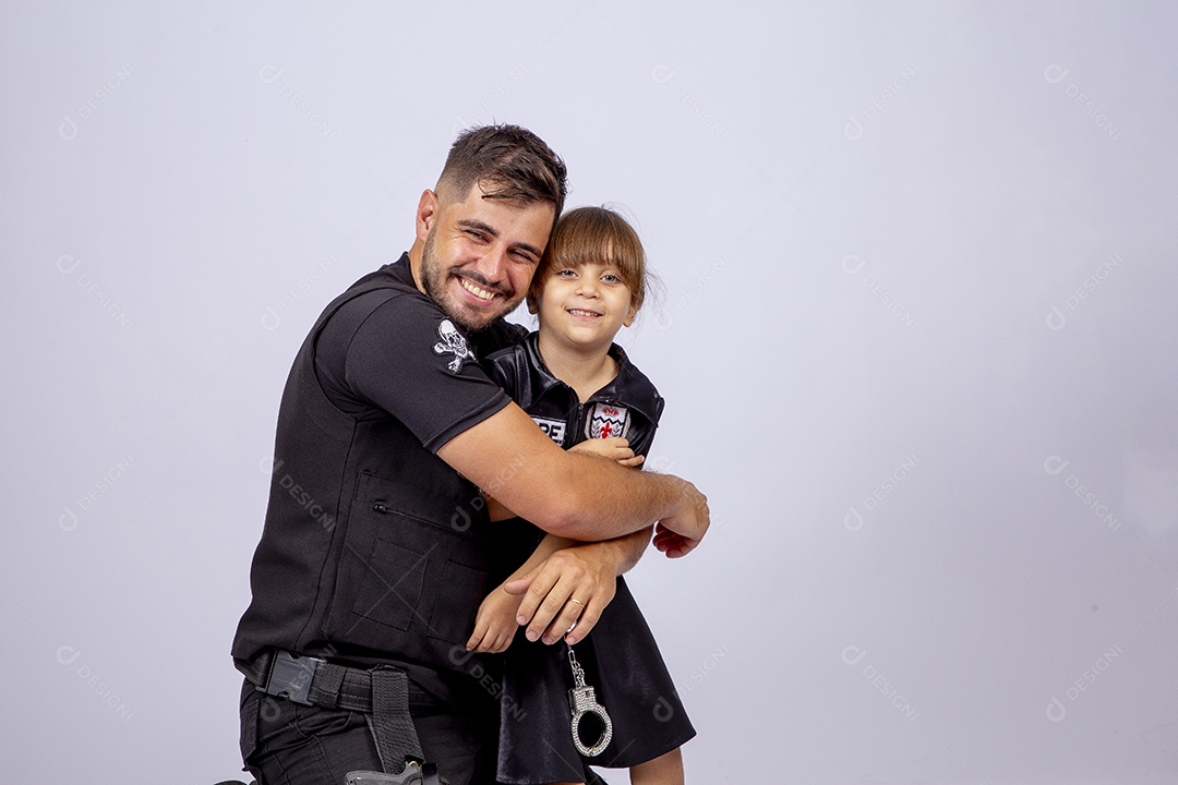 Pai e filha sobre fundo isolado