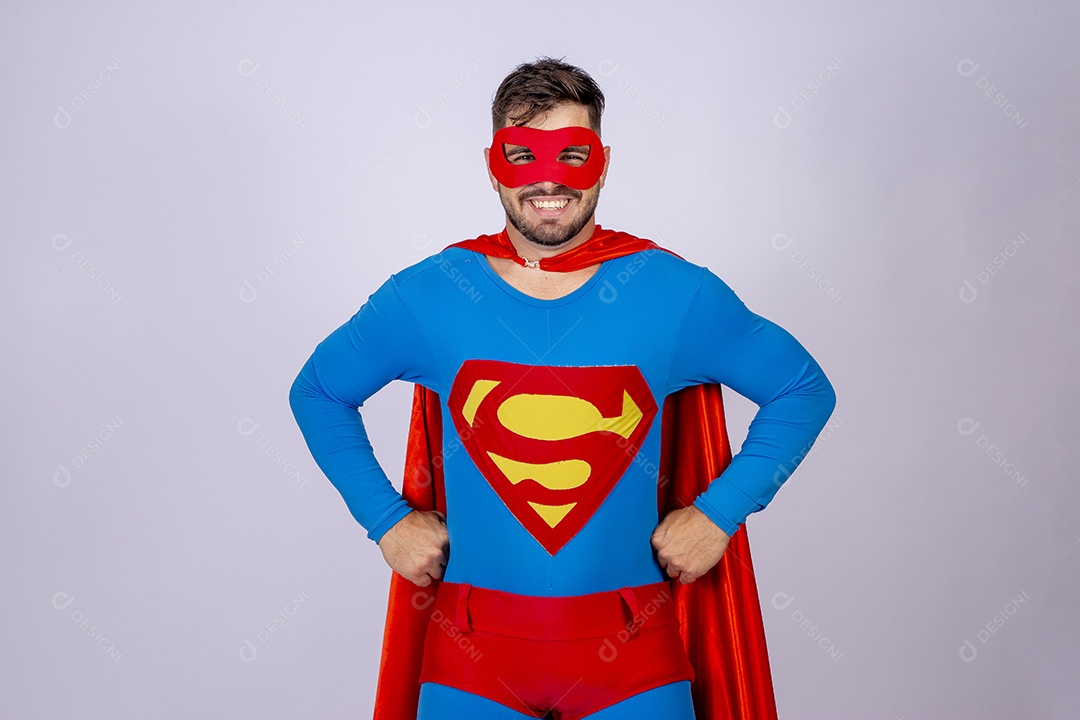 Homem jovem fantasiado de Super Homem
