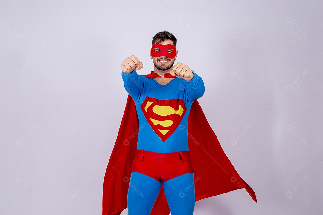 Homem jovem fantasiado de Super Homem