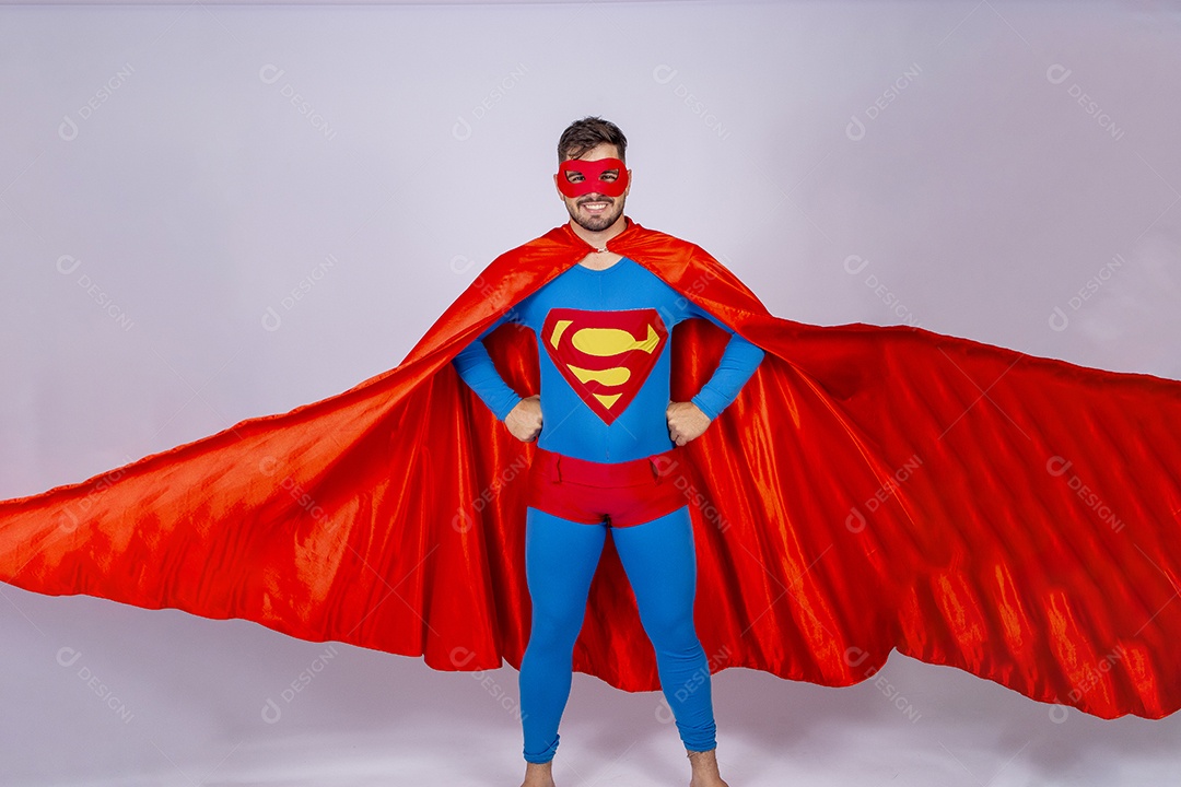 Homem jovem fantasiado de Super Homem
