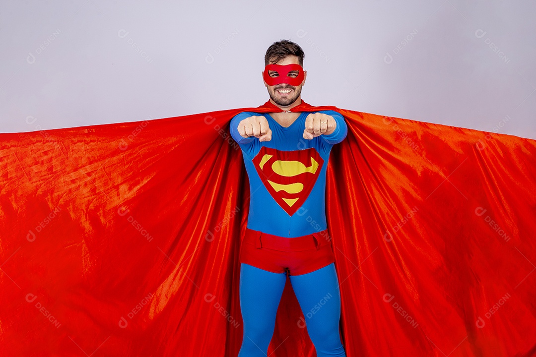 Homem jovem fantasiado de Super Homem