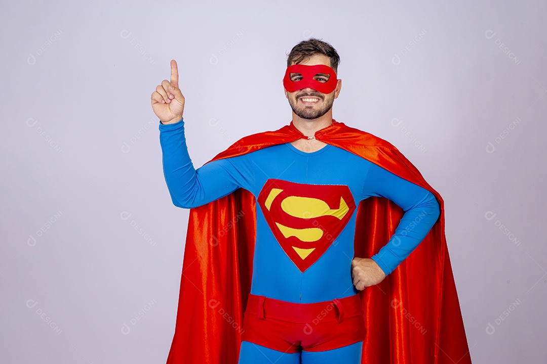 Homem jovem fantasiado de Super Homem