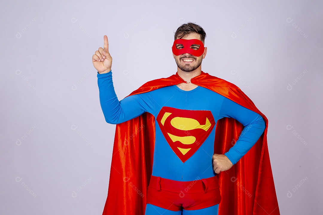Homem jovem fantasiado de Super Homem