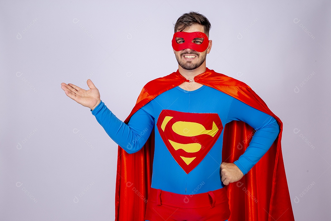 Homem jovem fantasiado de Super Homem