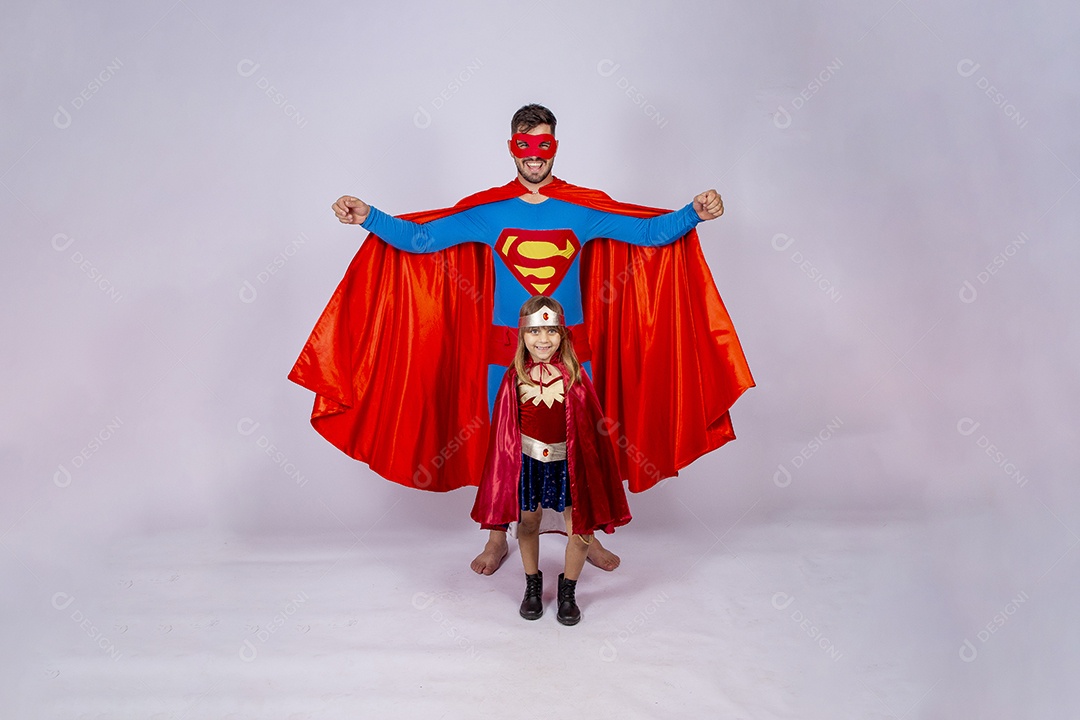 Pai e filha sobre fundo isolado fantasiados