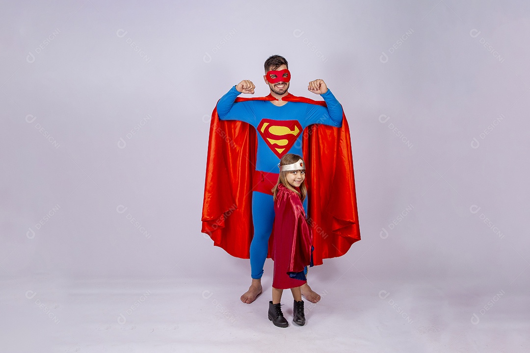 Pai e filha sobre fundo isolado fantasiados