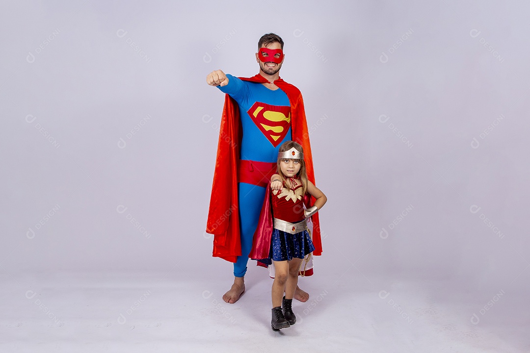 Pai e filha sobre fundo isolado fantasiados