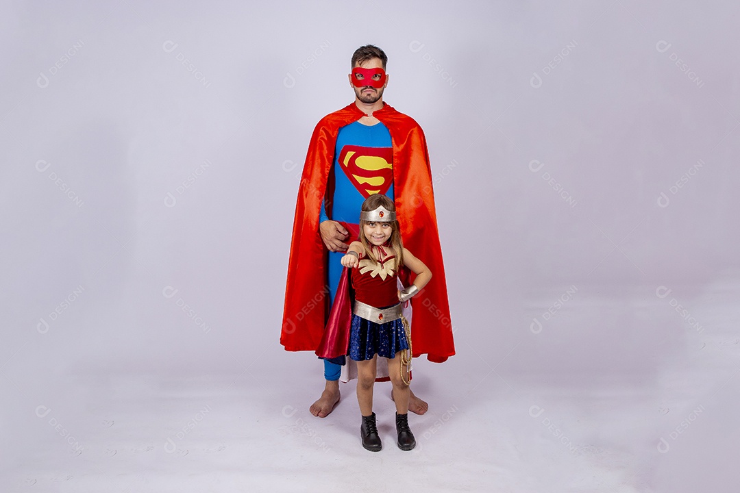 Pai e filha sobre fundo isolado fantasiados