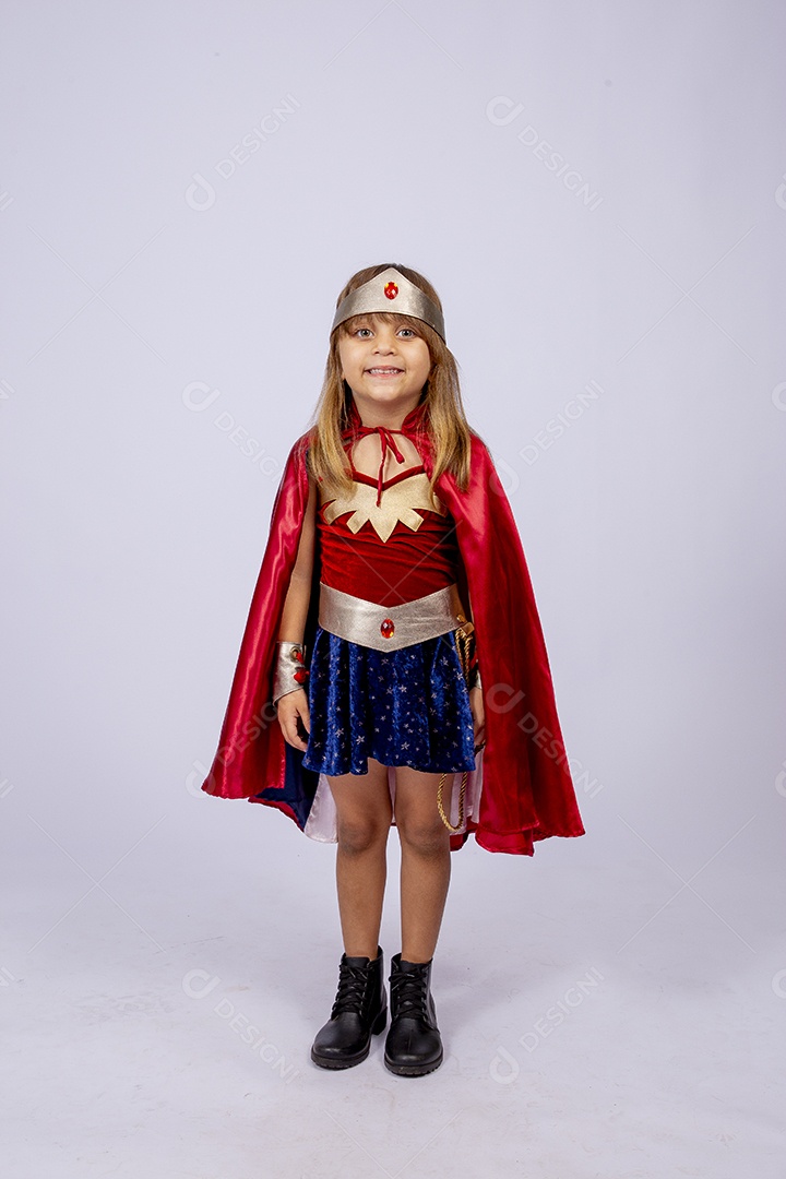 Linda garotinha fantasiada de Super Heroína