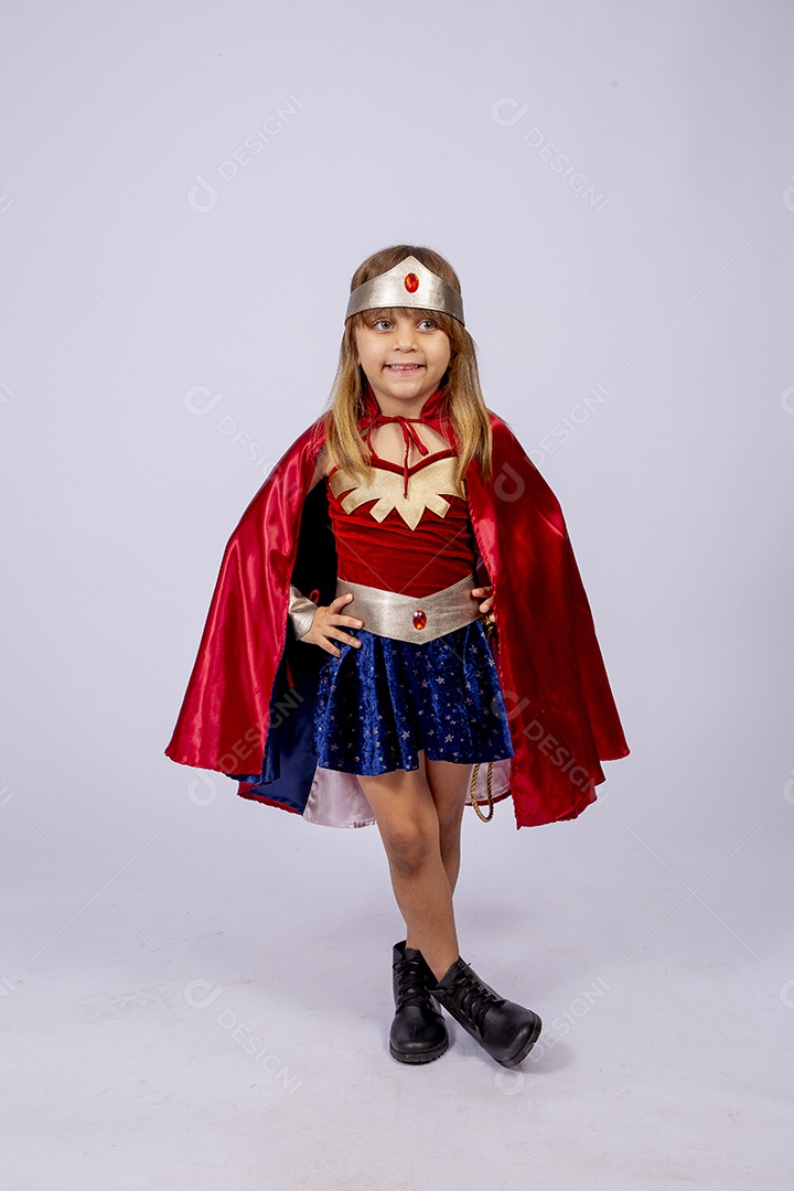 Linda garotinha fantasiada de Super Heroína
