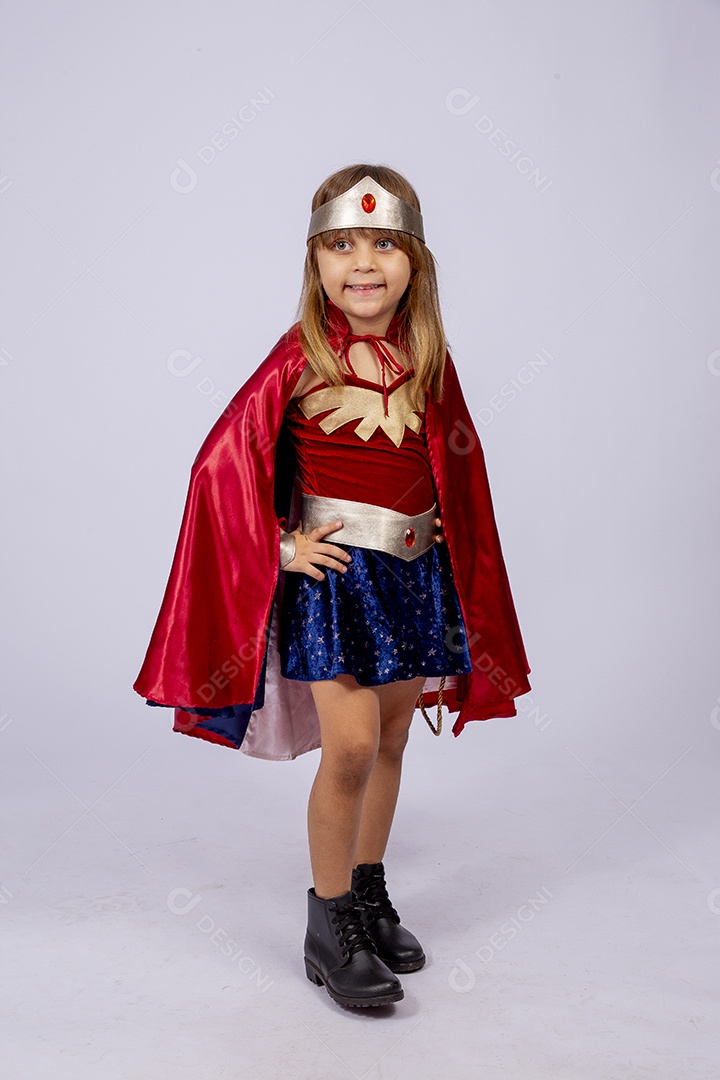 Linda garotinha fantasiada de Super Heroína