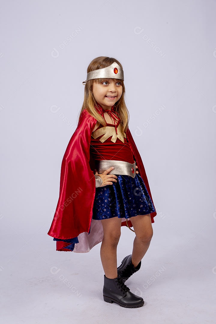 Linda garotinha fantasiada de Super Heroína