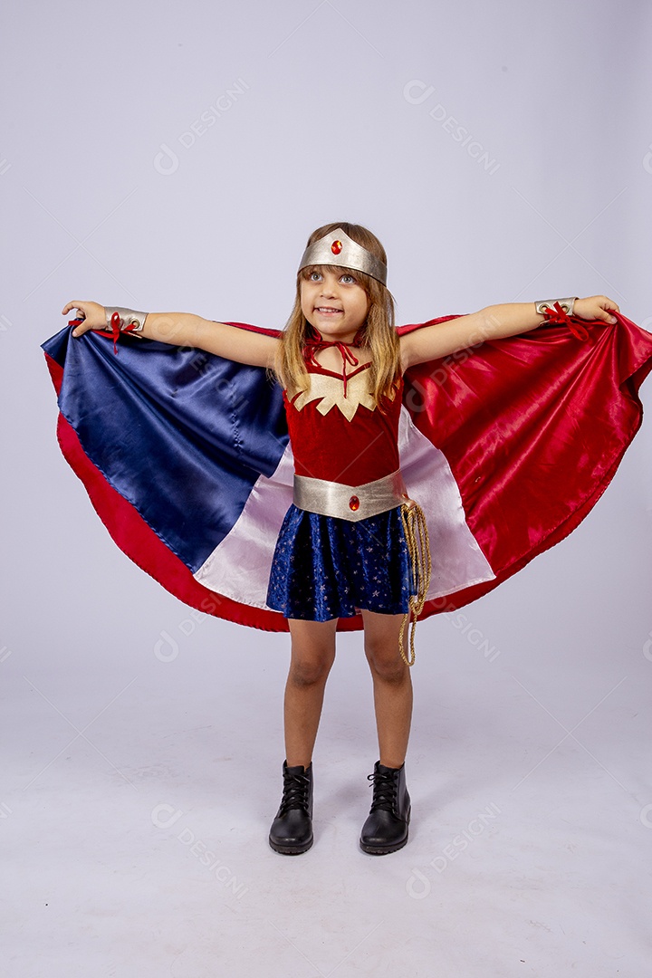 Linda garotinha fantasiada de Super Heroína