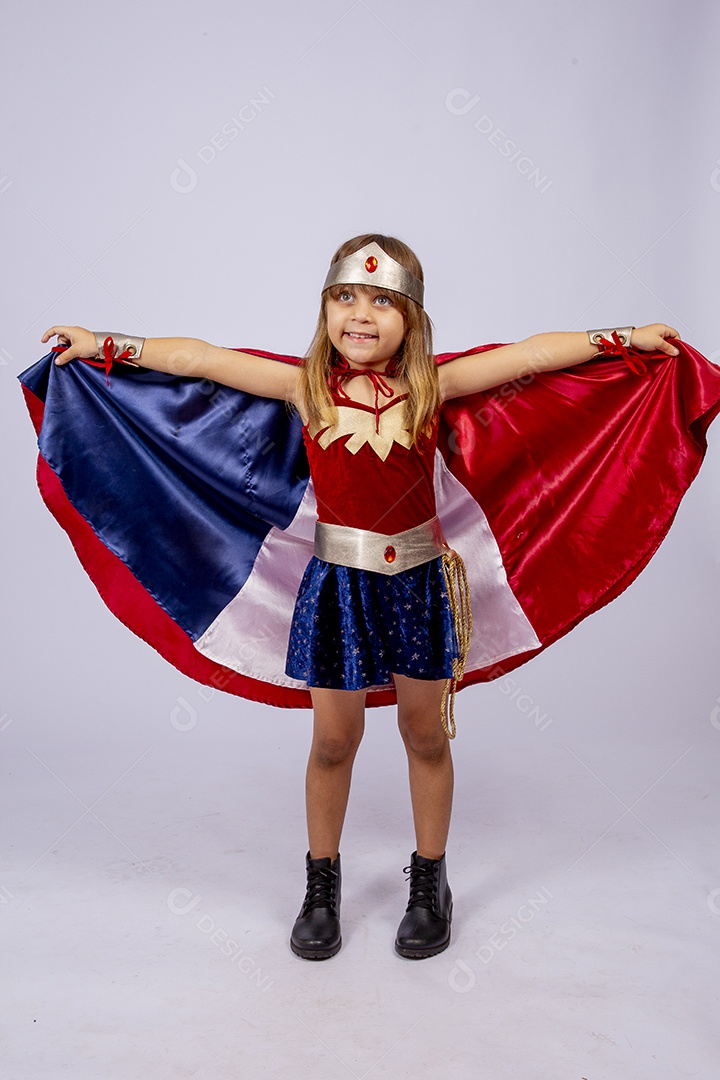 Linda garotinha fantasiada de Super Heroína