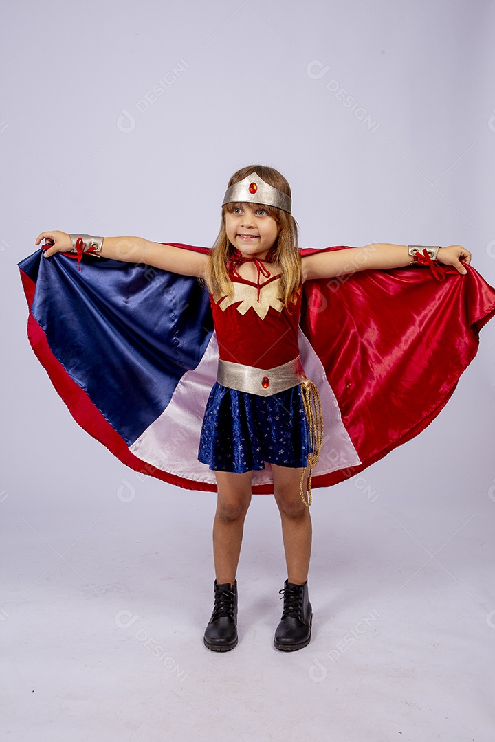 Garotinha jovem fantasiada de heroína