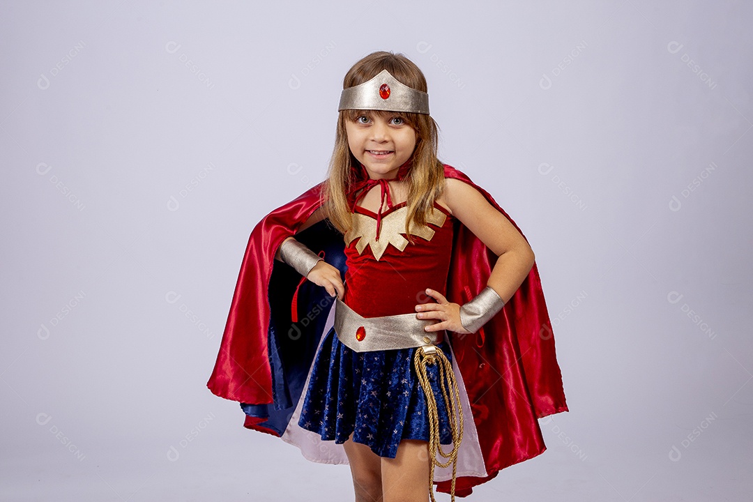 Garotinha jovem fantasiada de heroína