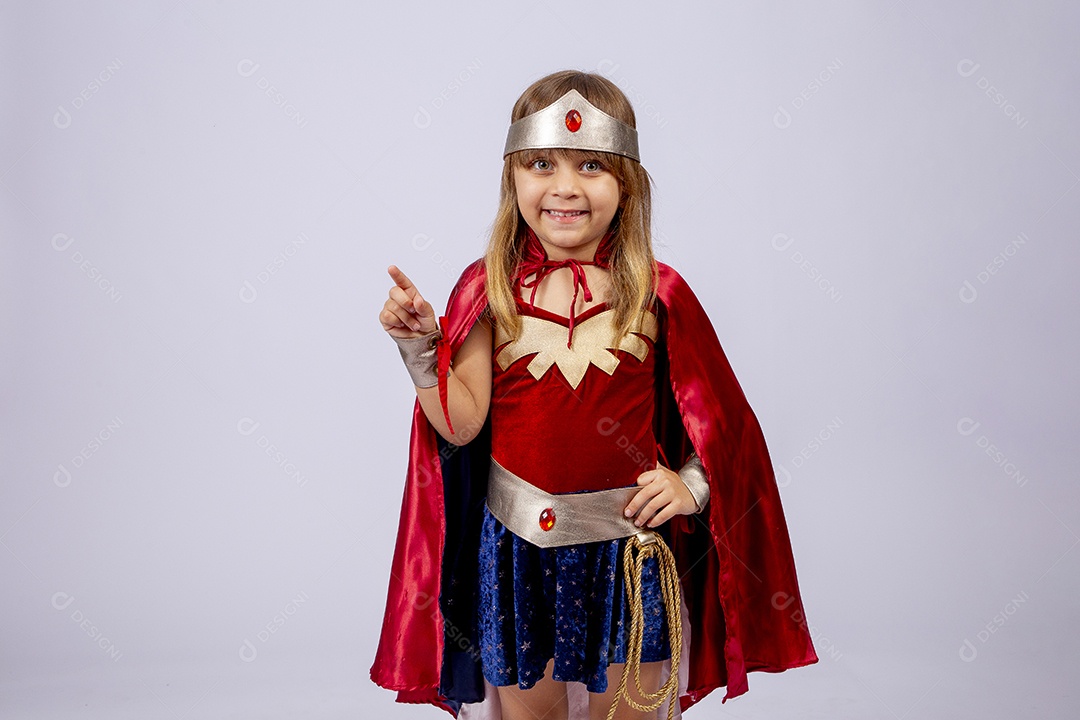 Garotinha jovem fantasiada de heroína