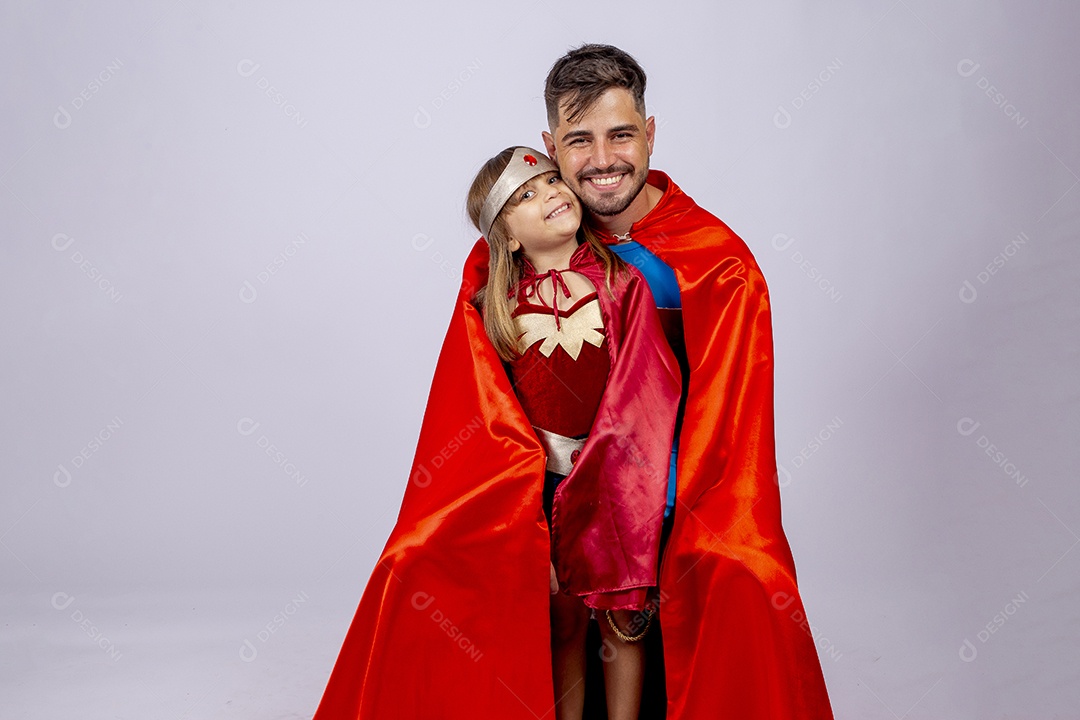 Pai e filha sobre fundo isolado fantasiados