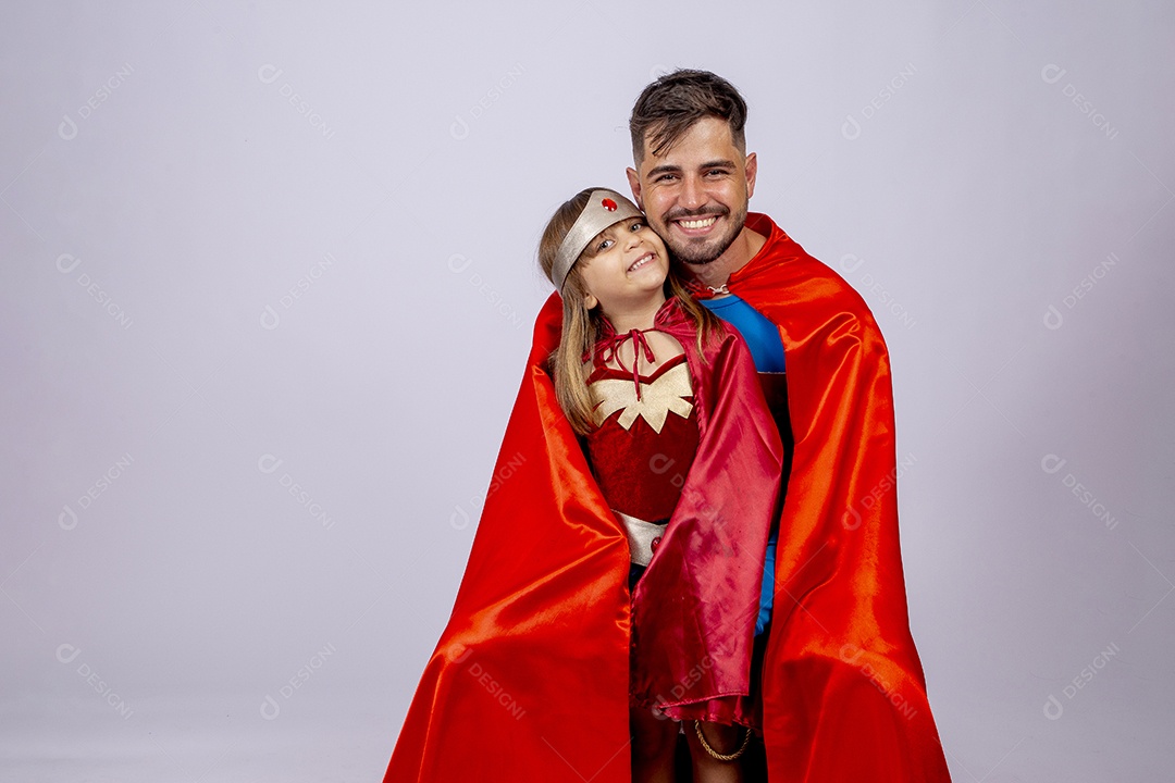 Pai e filha sobre fundo isolado fantasiados