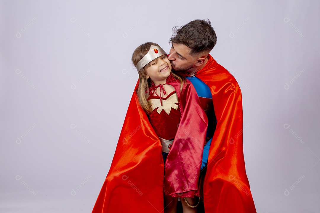 Pai e filha sobre fundo isolado fantasiados