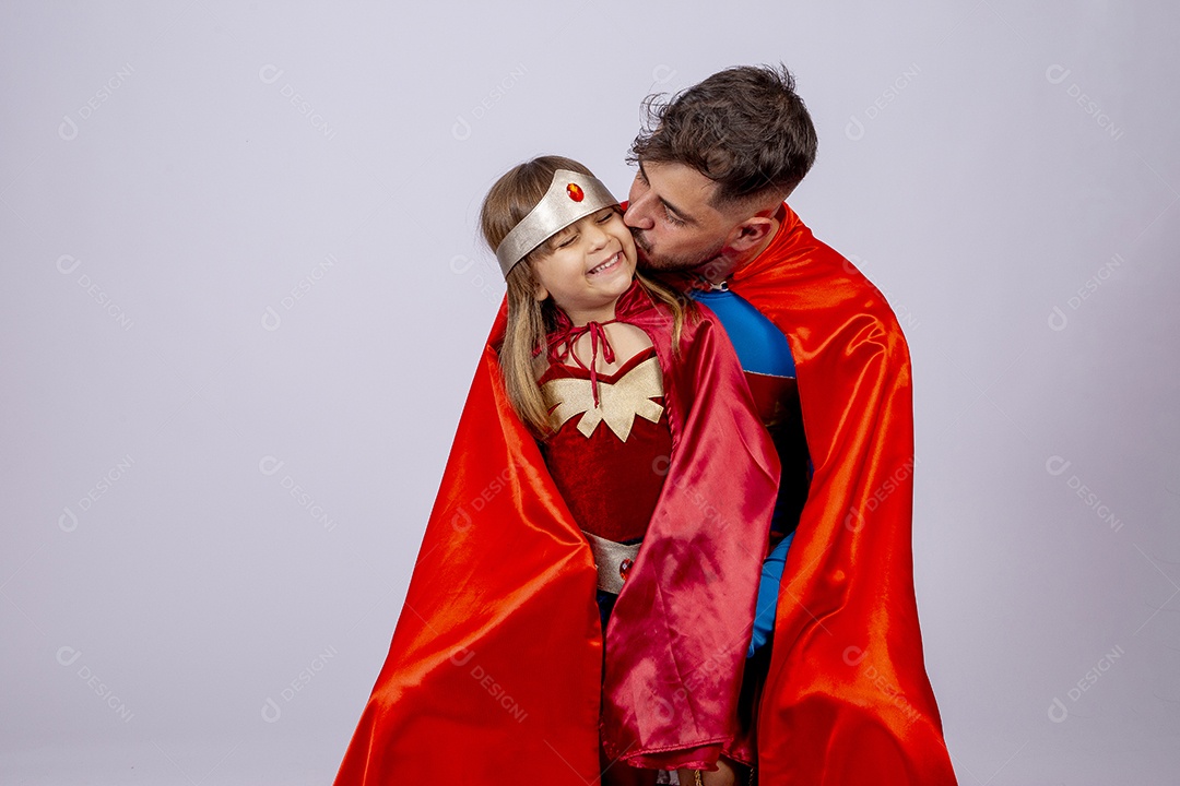 Pai e filha sobre fundo isolado fantasiados