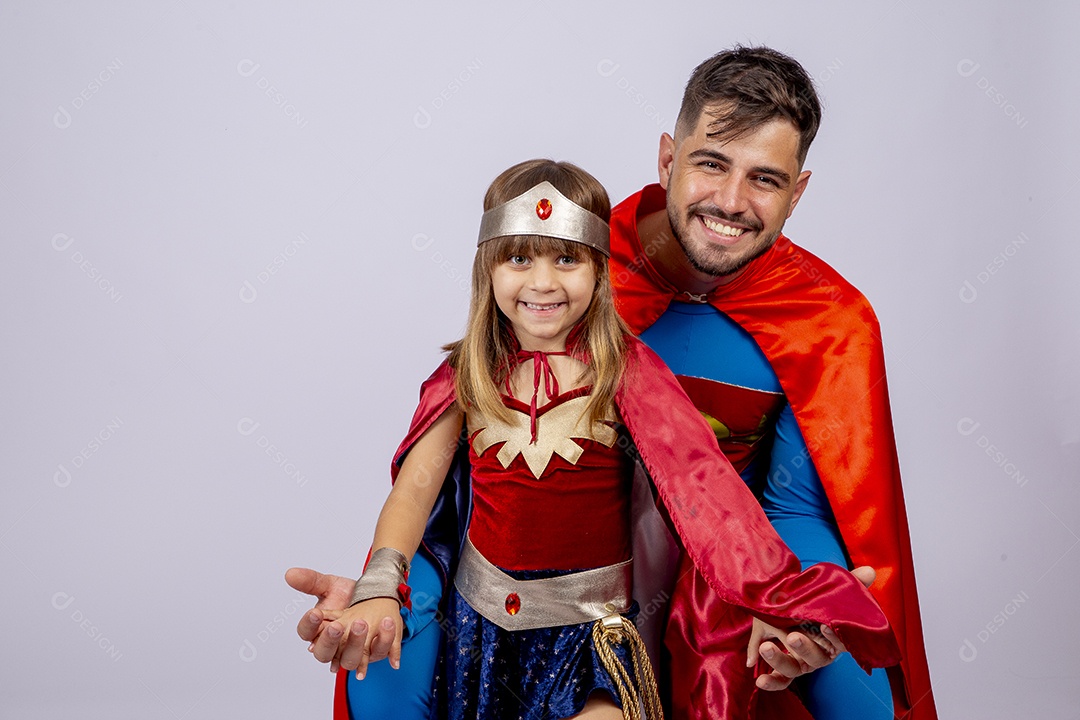 Pai e filha sobre fundo isolado fantasiados