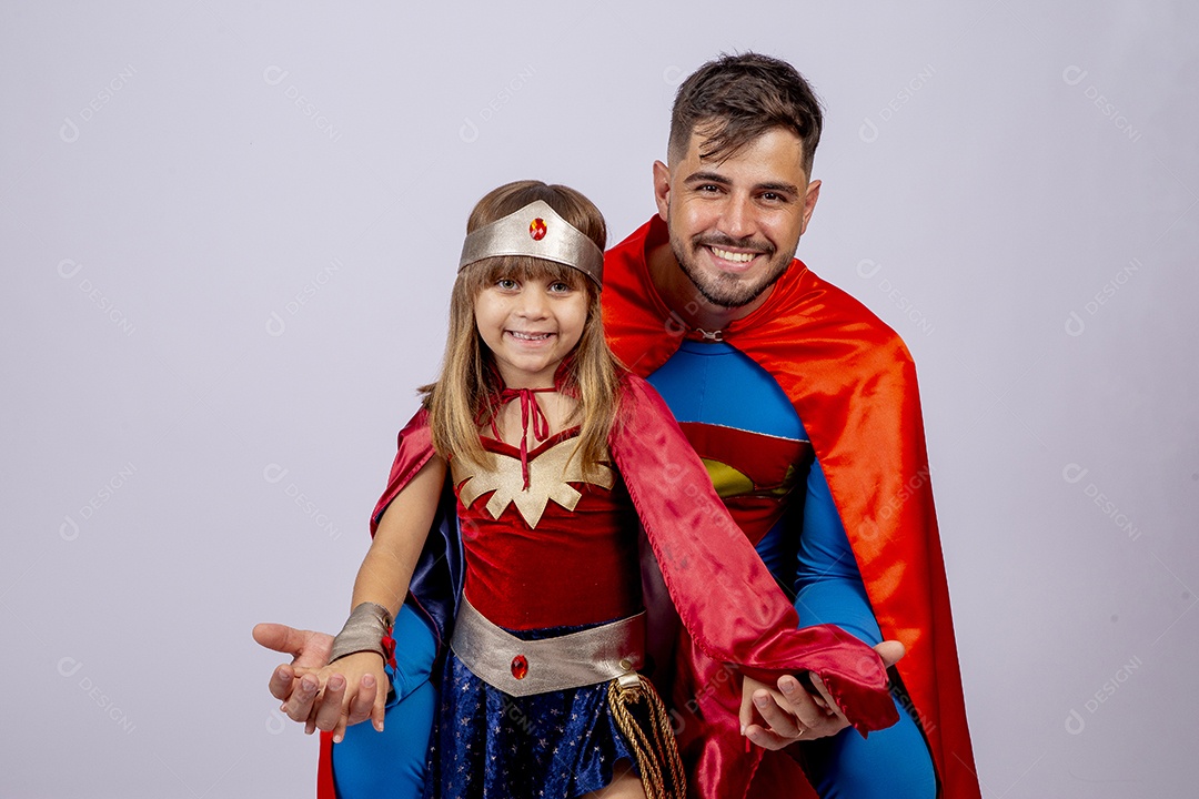 Pai e filha sobre fundo isolado fantasiados