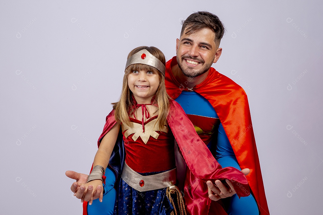 Pai e filha sobre fundo isolado fantasiados