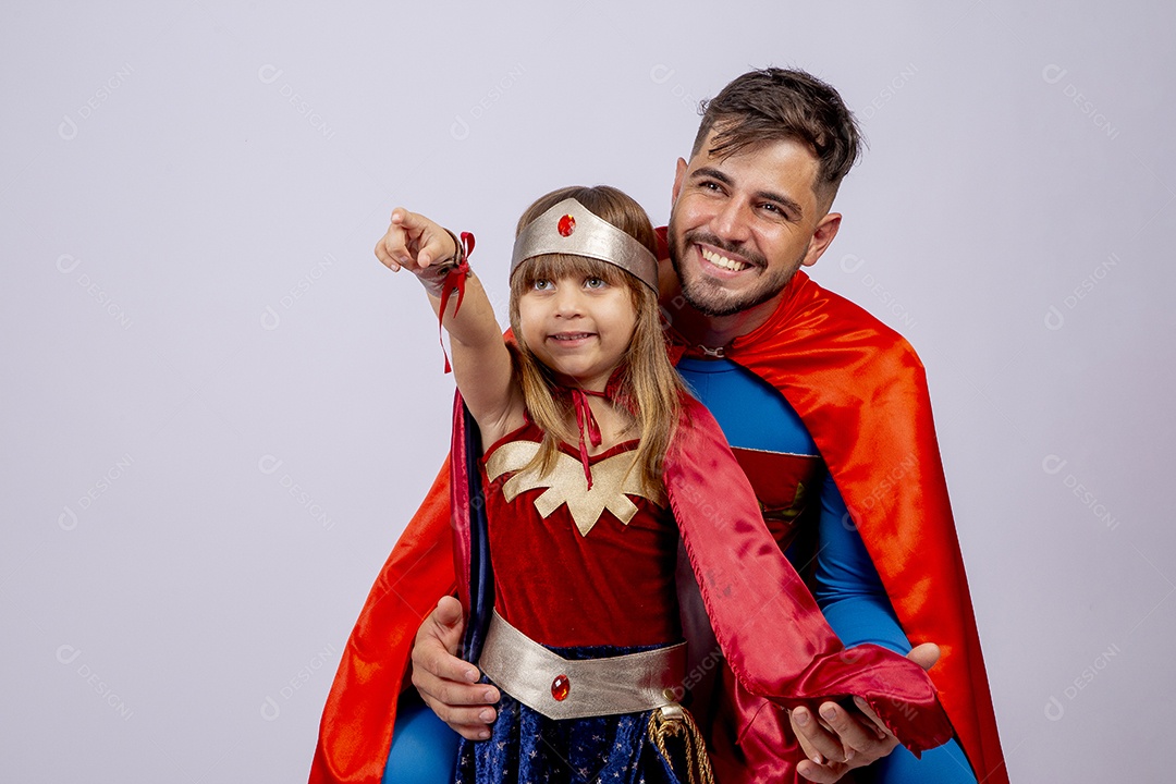 Pai e filha sobre fundo isolado fantasiados