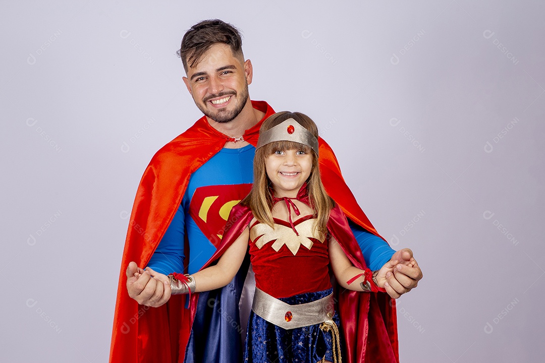 Pai e filha sobre fundo isolado fantasiados