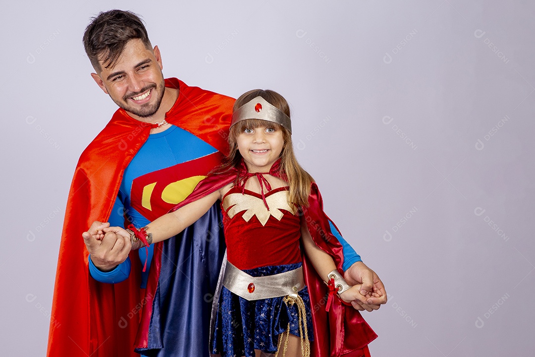 Pai e filha sobre fundo isolado fantasiados