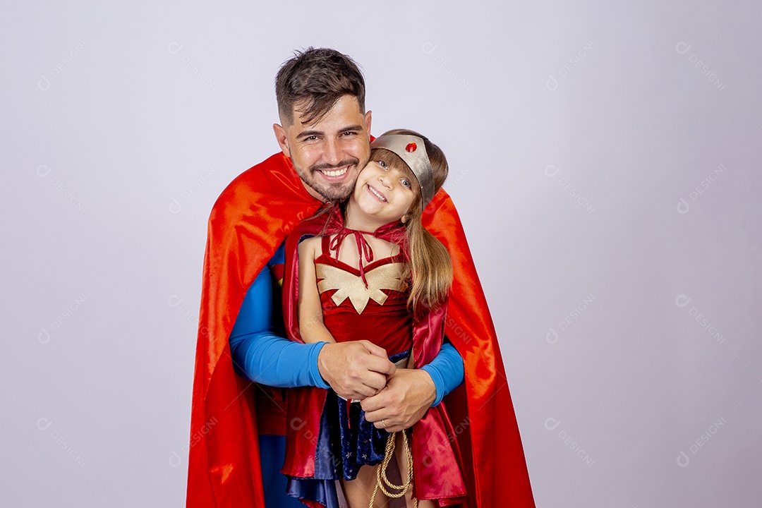 Pai e filha sobre fundo isolado fantasiados