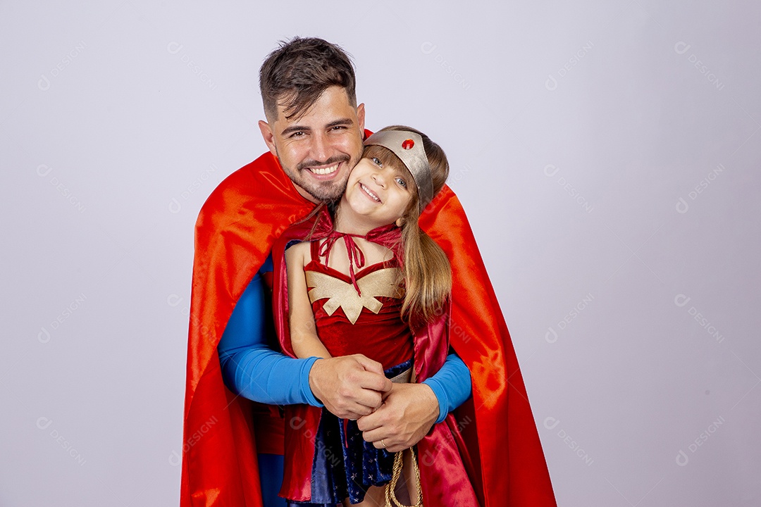 Pai e filha sobre fundo isolado fantasiados