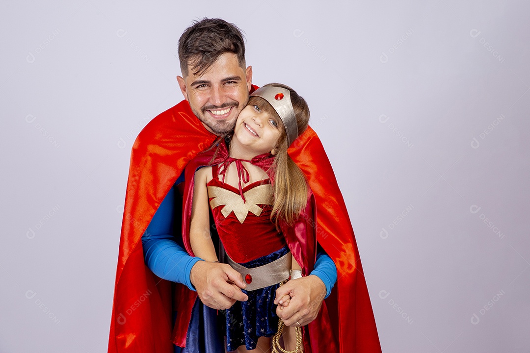 Pai e filha sobre fundo isolado fantasiados