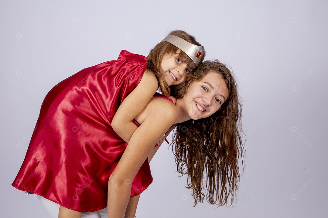 Irmãs jovens sobre fundo isolado