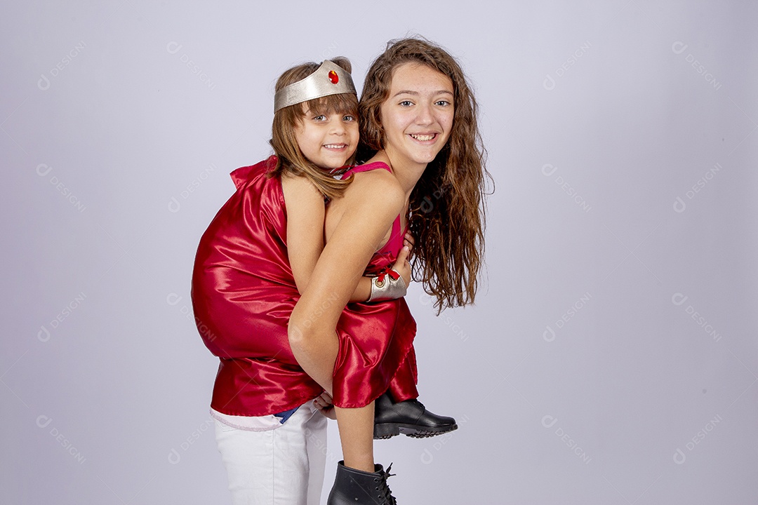 Irmãs jovens sobre fundo isolado