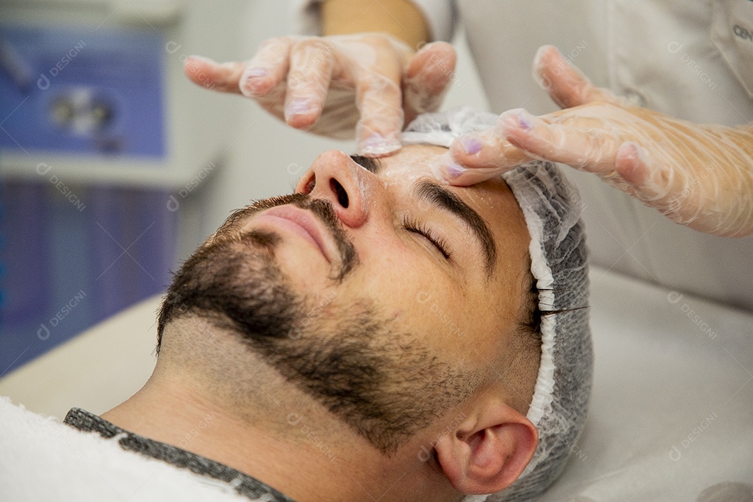 Homem jovem fazendo procedimentos estéticos